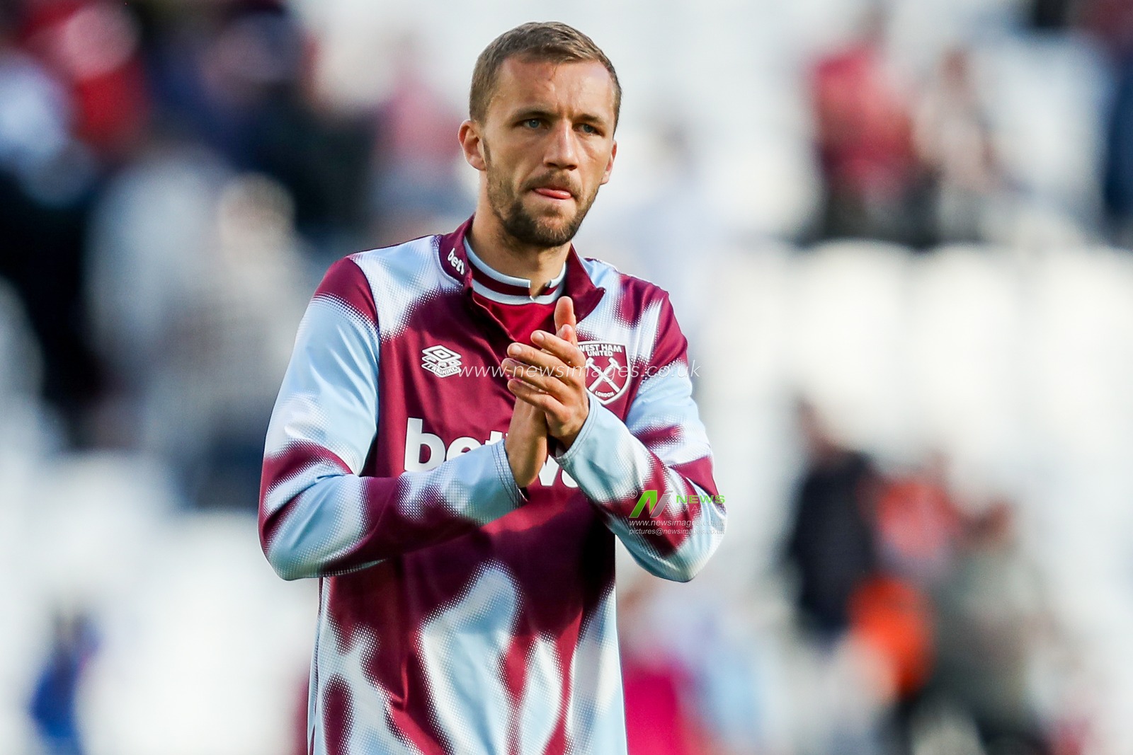 Tomas Soucek of West Ham United acknowledges the fans after the teams draw following the Premier League match West Ham United vs Bournemouth at London Stadium, London, United Kingdom, 5th April 2025

(Photo by Izzy Poles/News Images)