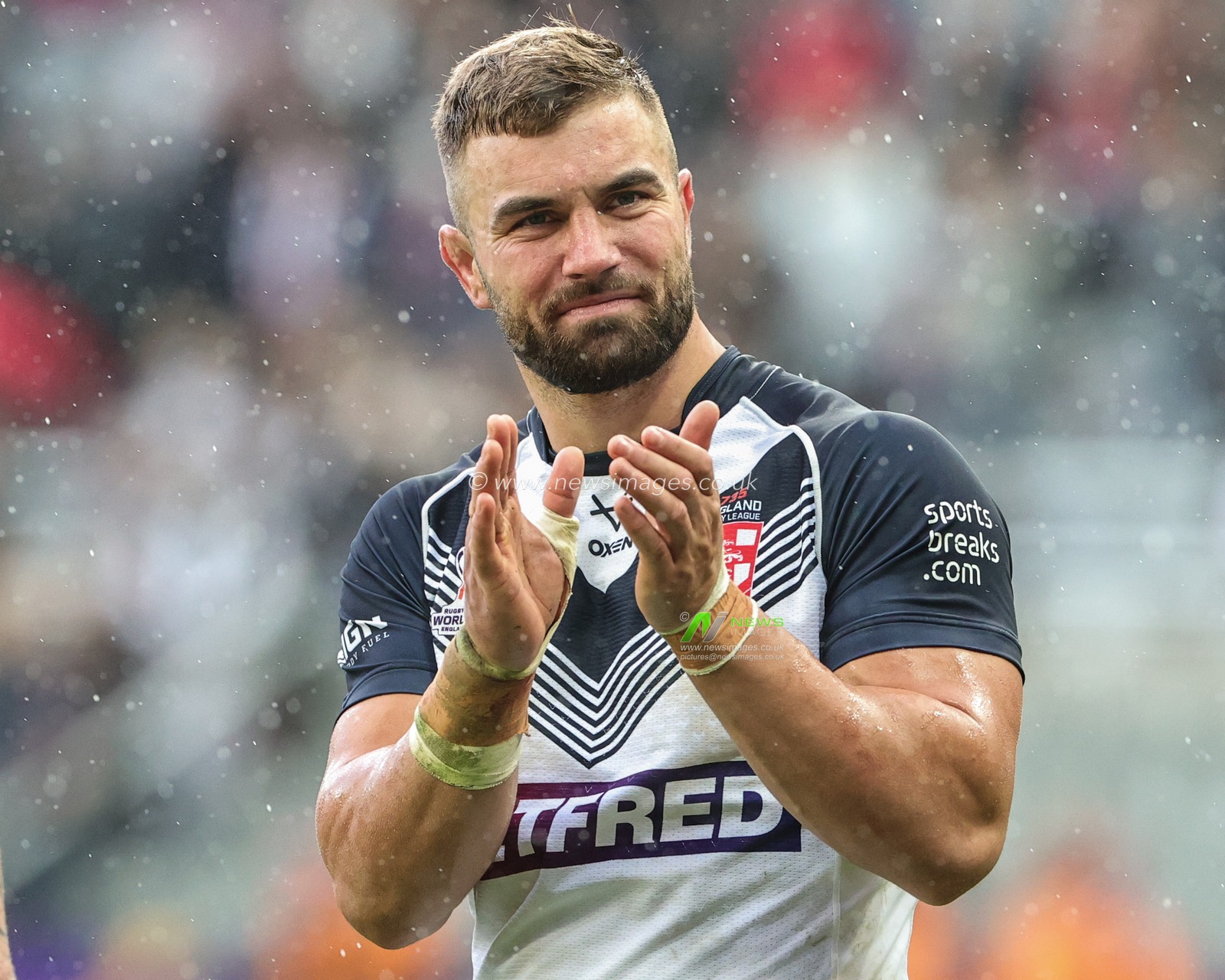 Mike McMeeken of England applauds the fansduring the Rugby League World Cup 2021 match England vs Samoa at St. James's Park, Newcastle, United Kingdom, 15th October 2022

(Photo by Mark Cosgrove/News Images)