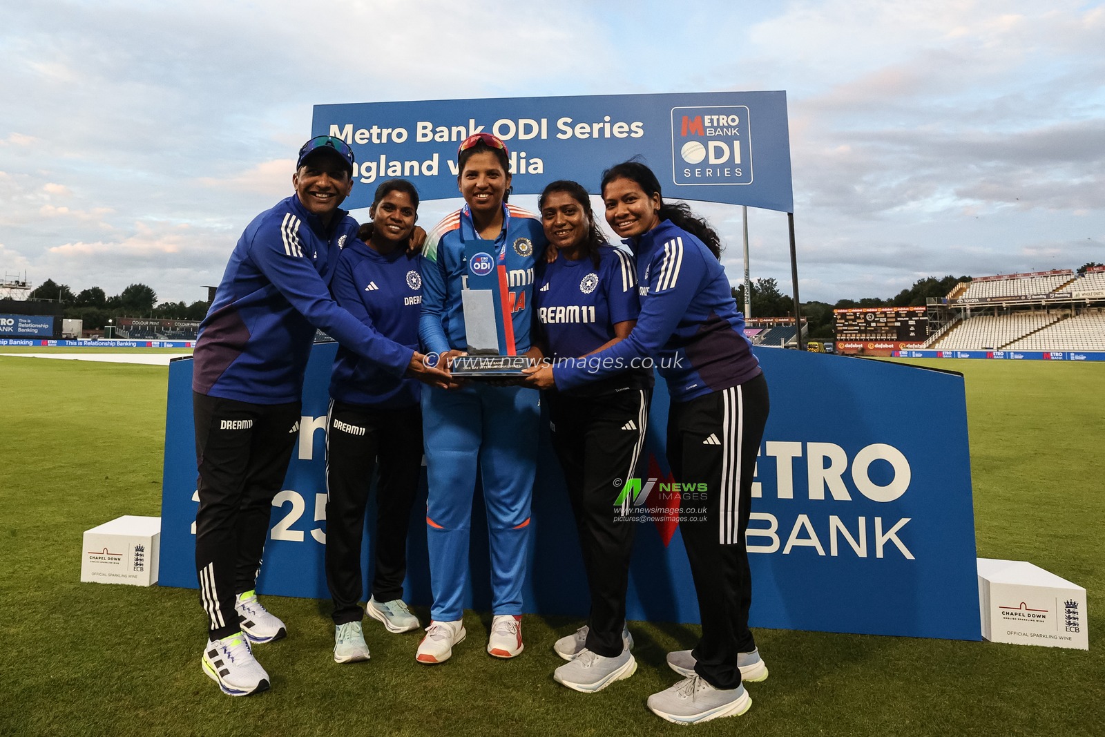 Team India lift the Metro Bank One Day International trophy during the 3rd Metro Bank One Day International England Women vs India Women at Banks Homes Riverside Stadium, Chester-le-street, United Kingdom, 22nd July 2025

(Photo by Alfie Cosgrove/News Images)