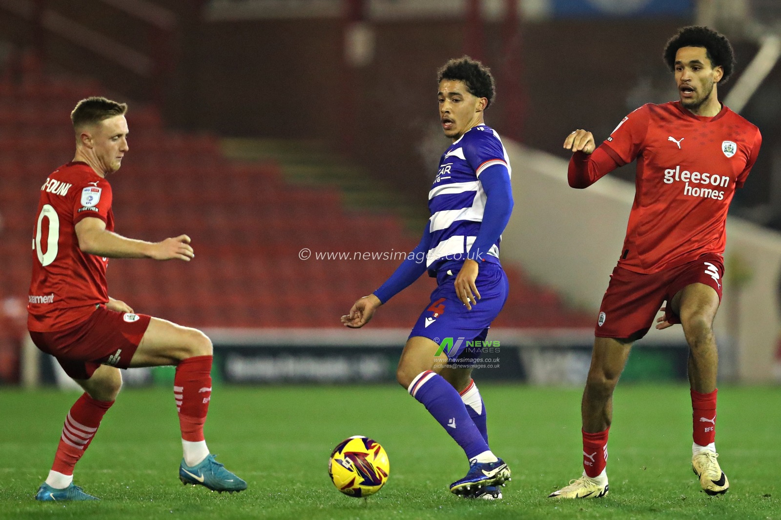 Reading's Ben Elliot is pressured by Barnsley's Davis Keillor-Dunn and Jon Russell during the Sky Bet League 1 match Barnsley vs Reading at Oakwell, Barnsley, United Kingdom, 26th November 2024

(Photo by Sam Eaden/News Images)