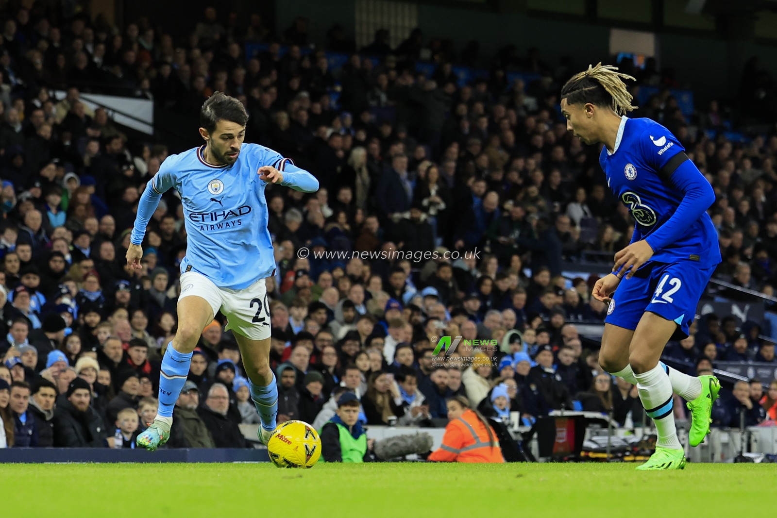 Bernardo Silva #20 of Manchester City controls the ball during the FA Cup Third Round match Manchester City vs Chelsea at Etihad Stadium, Manchester, United Kingdom, 8th January 2023

(Photo by Conor Molloy/News Images)