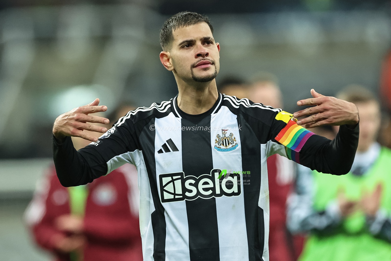 Bruno GuimarÃ£es of Newcastle United applauds the fans after the final whistle during the Premier League match Newcastle United vs Liverpool at St. James' Park, Newcastle, United Kingdom, 4th December 2024

(Photo by Mark Cosgrove/News Images)