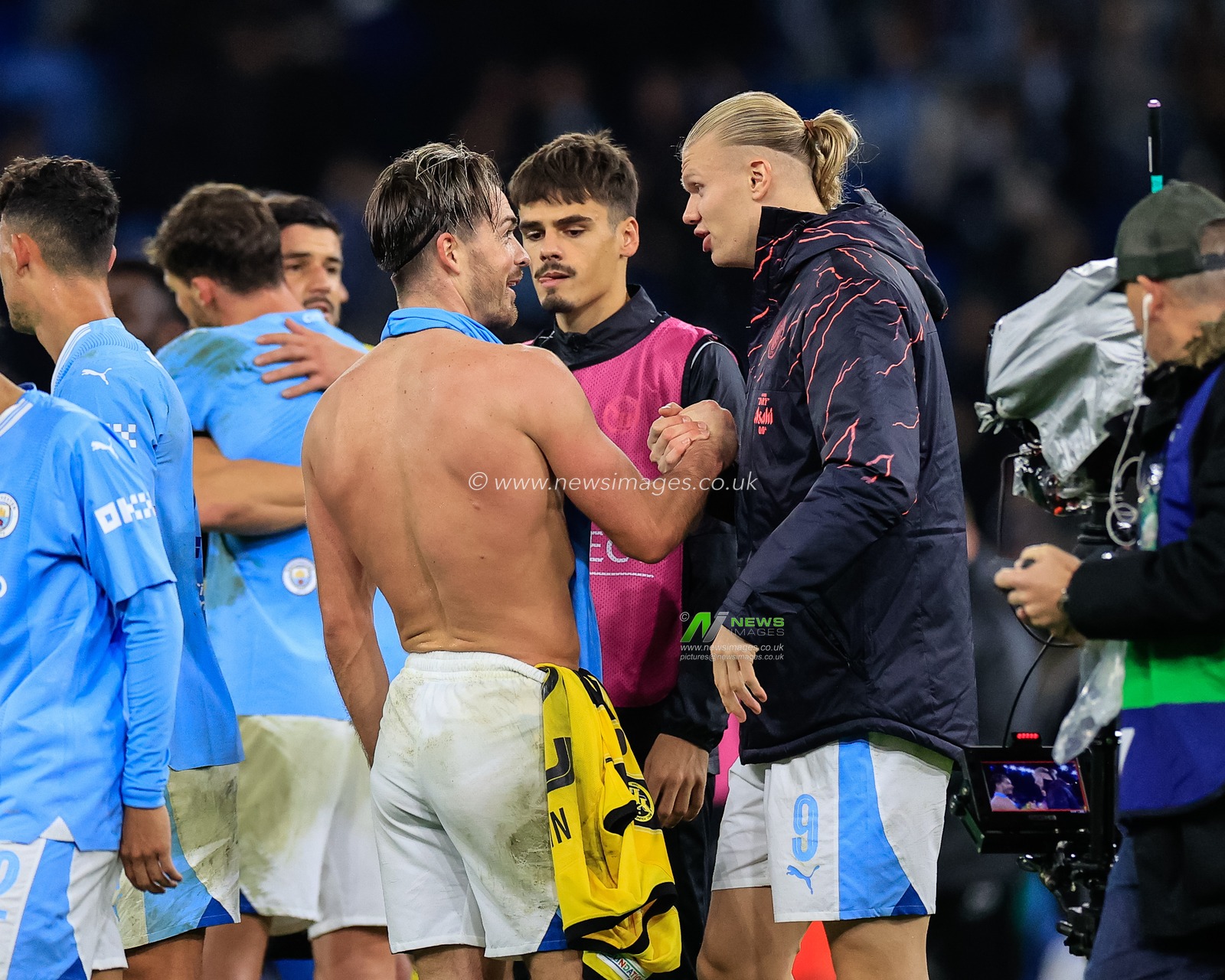 Jack Grealish #10 of Manchester City shakes hands with Erling Haaland #9 of Manchester City as City qualify for the last 16 during the UEFA Champions League match Manchester City vs Young Boys at Etihad Stadium, Manchester, United Kingdom, 7th November 2023

(Photo by Conor Molloy/News Images)