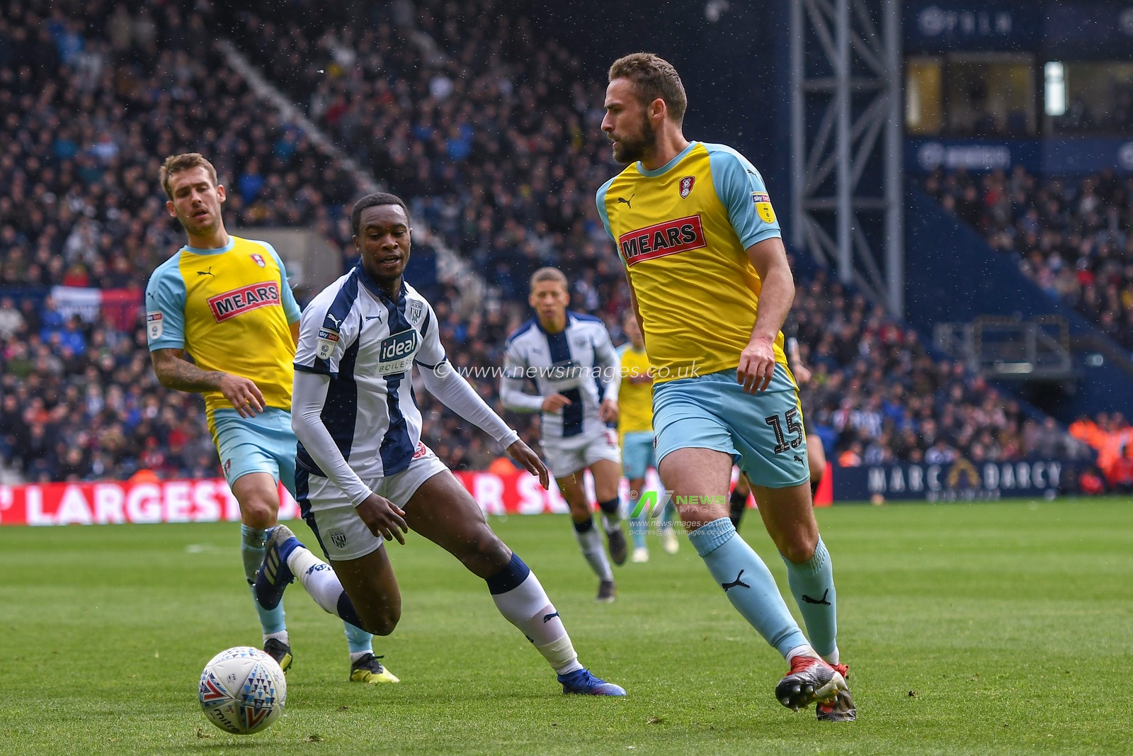 27th April 2019, The Hawthorns, West Bromwich, England; Sky Bet Championship, West Bromwich Albion vs Rotherham United ; Rotherham goal scorer Clark Robertson (15) under pressure from Rekeem Harper (34) of West Bromwich Albion


Credit: Gareth Dalley/News Images

English Football League images are subject to DataCo Licence