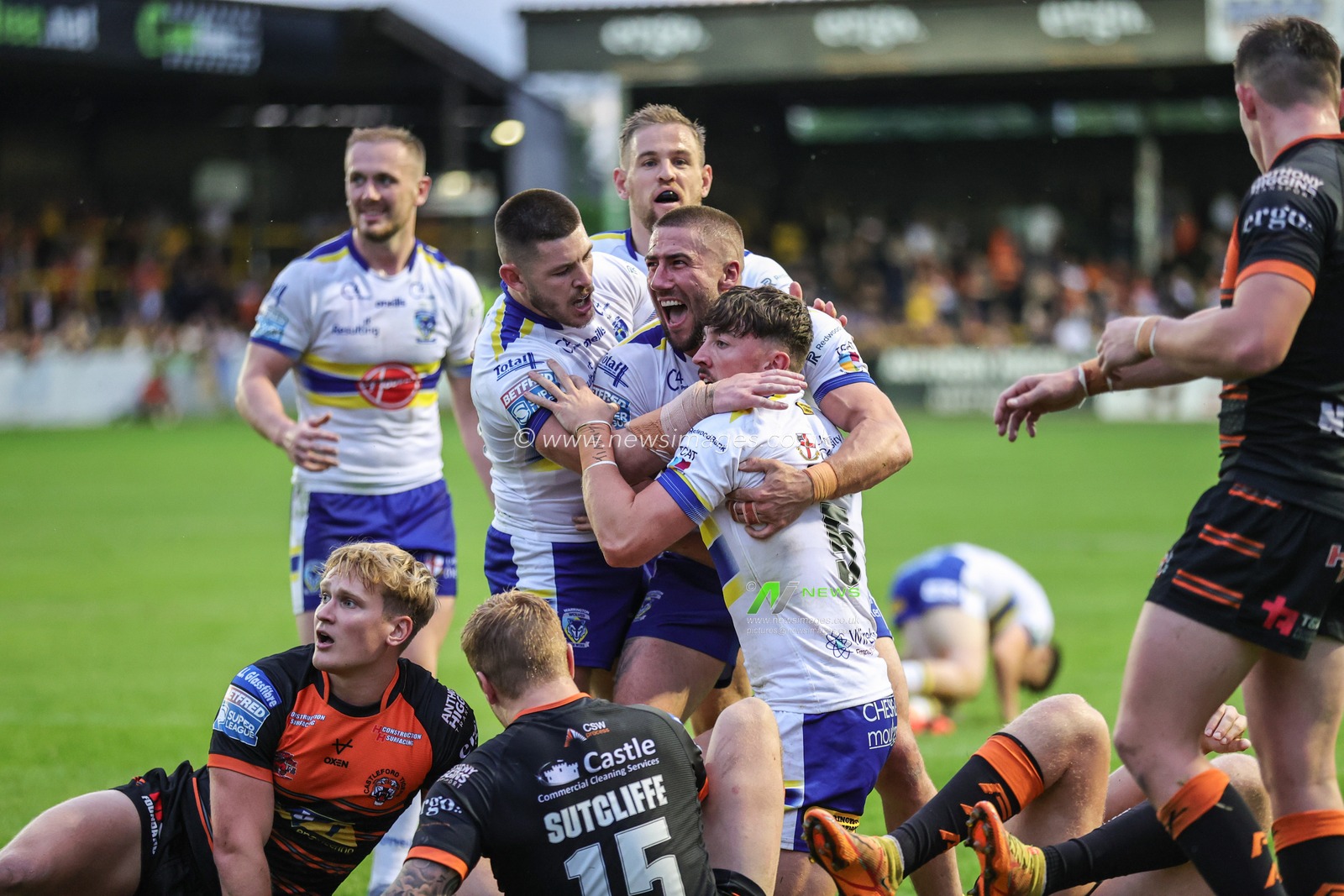 Matty Ashton #5 of Warrington Wolves celebrates their try with team mates during the Betfred Super League Round 16 match Castleford Tigers vs Warrington Wolves at The Mend-A-Hose Jungle, Castleford, United Kingdom, 23rd June 2023

(Photo by Mark Cosgrove/News Images)