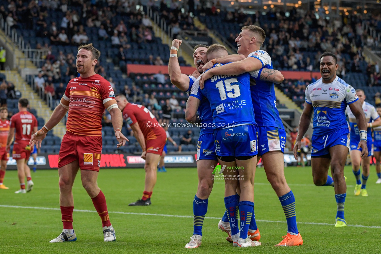 Liam Sutcliffe (15) of Leeds Rhinos celebrates scoring a try with his team mates to make it 16-8