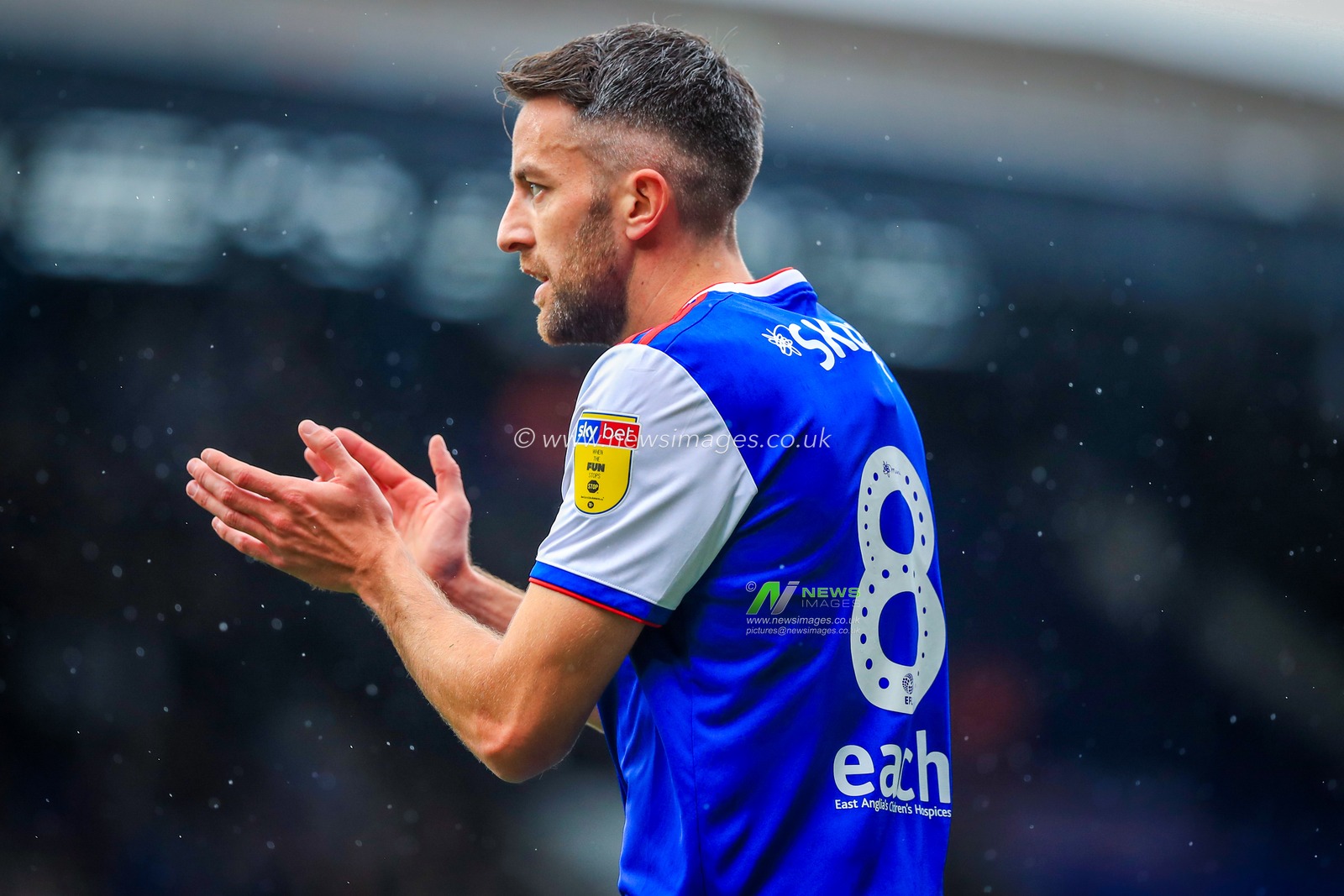 22nd September 2018, Portman Road, Ipswich, England; Sky Bet Championship Ipswich Town v Bolton Wonderers ; Cole Skuse (08) of Ipswich applauds his teams efforts.

Credit: Georgie Kerr/News Images

EDITORIAL USE ONLY No use with unauthorised audio, video, data, fixture lists, club/league logos or 'live' services. Online in-match use limited to 45 images, no video emulation. No use in betting, games or single club/league/player publications and all English Football League images are subject to DataCo Licence