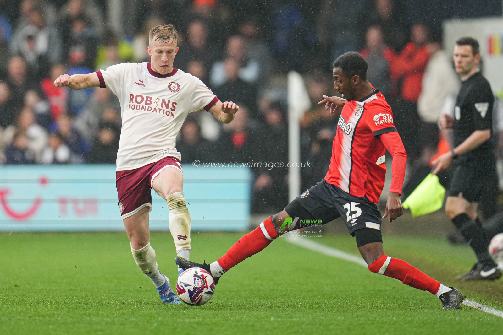 Isaiah Jones of Luton Town wins the ball off Ross McCrorie of Bristol City during the Sky Bet Championship match Luton Town vs Bristol City at Kenilworth Road, Luton, United Kingdom, 21st April 2025

(Photo by Harvey Murphy/News Images)