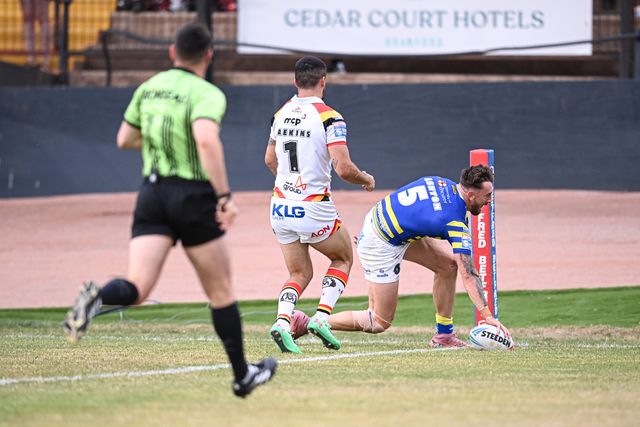 Matty Ashton of Warrington Wolves scores his team's first try during the Betfred Super League round 22 match Bradford Bulls vs Warrington Wolves at Odsal Stadium, Bradford, United Kingdom on 08 August 2026

(Photo by Ben Roberts/News Images)