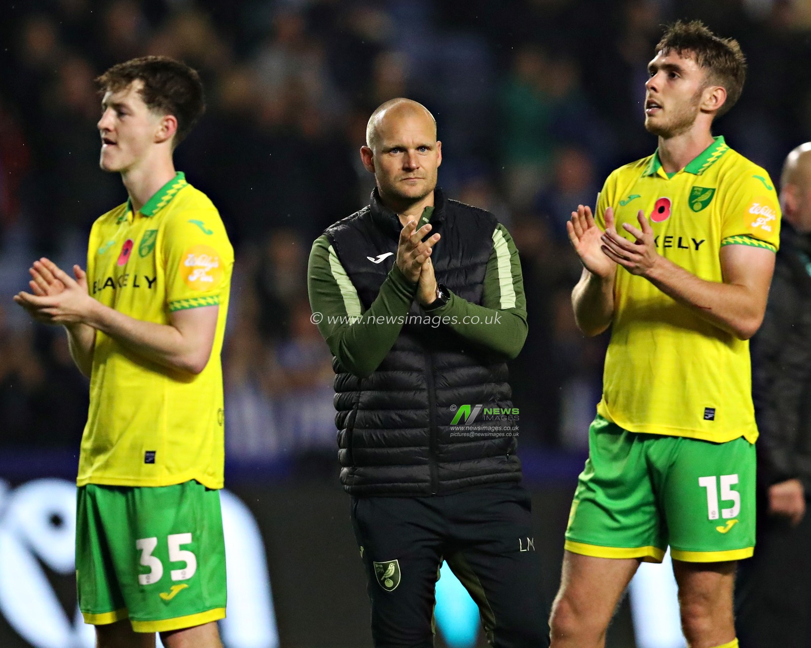Liam Manning, Manager of Norwich City applauds the fans after the Sky Bet Championship match Sheffield Wednesday vs Norwich City at Hillsborough, Sheffield, United Kingdom, 5th November 2025(Photo by Sam Eaden/News Images)*** GER AUT SUI OUT ***