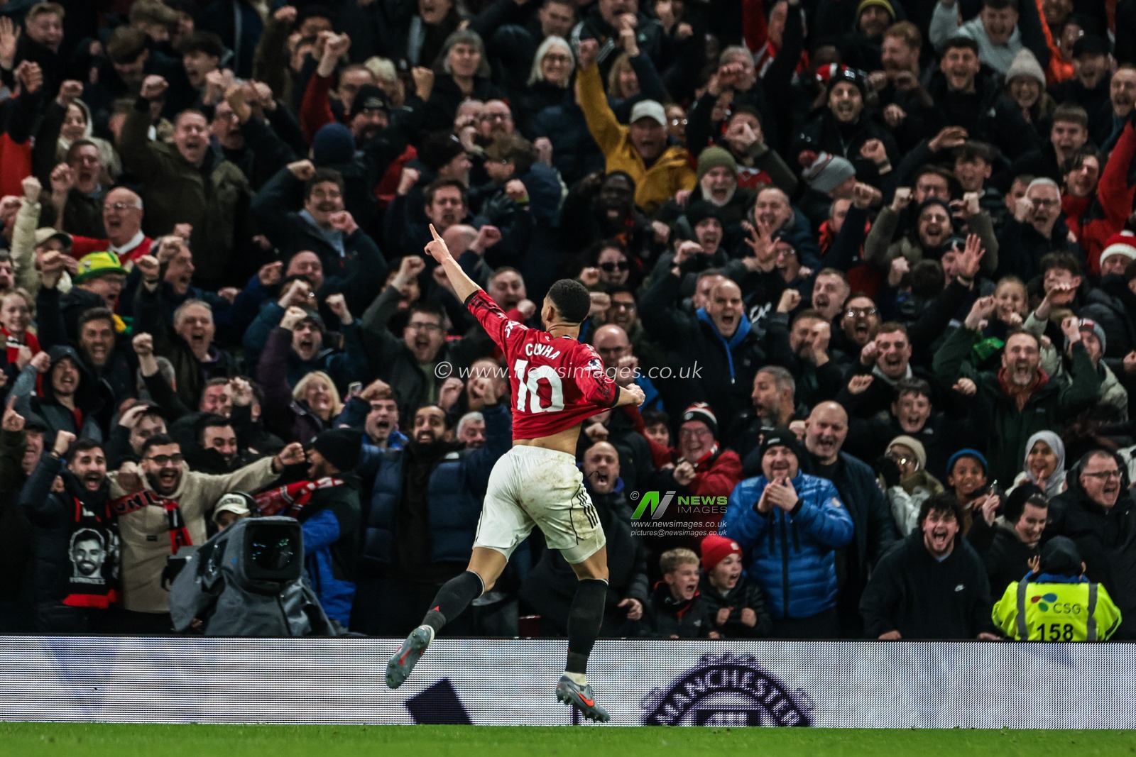 Matheus Cunha of Manchester Untied celebrates his goal to make it 4-3 during the Premier League match Manchester United vs Bournemouth at Old Trafford, Manchester, United Kingdom, 15th December 2025

(Photo by Mark Cosgrove/News Images)

*** GER AUT SUI OUT ***