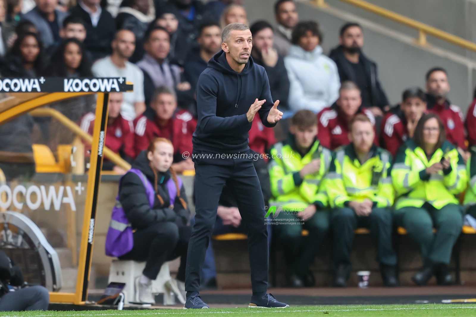 Gary O'Neil Manager of Wolverhampton Wanderers encourages during the Premier League match Wolverhampton Wanderers vs Newcastle United at Molineux, Wolverhampton, United Kingdom, 15th September 2024

(Photo by Alfie Cosgrove/News Images)