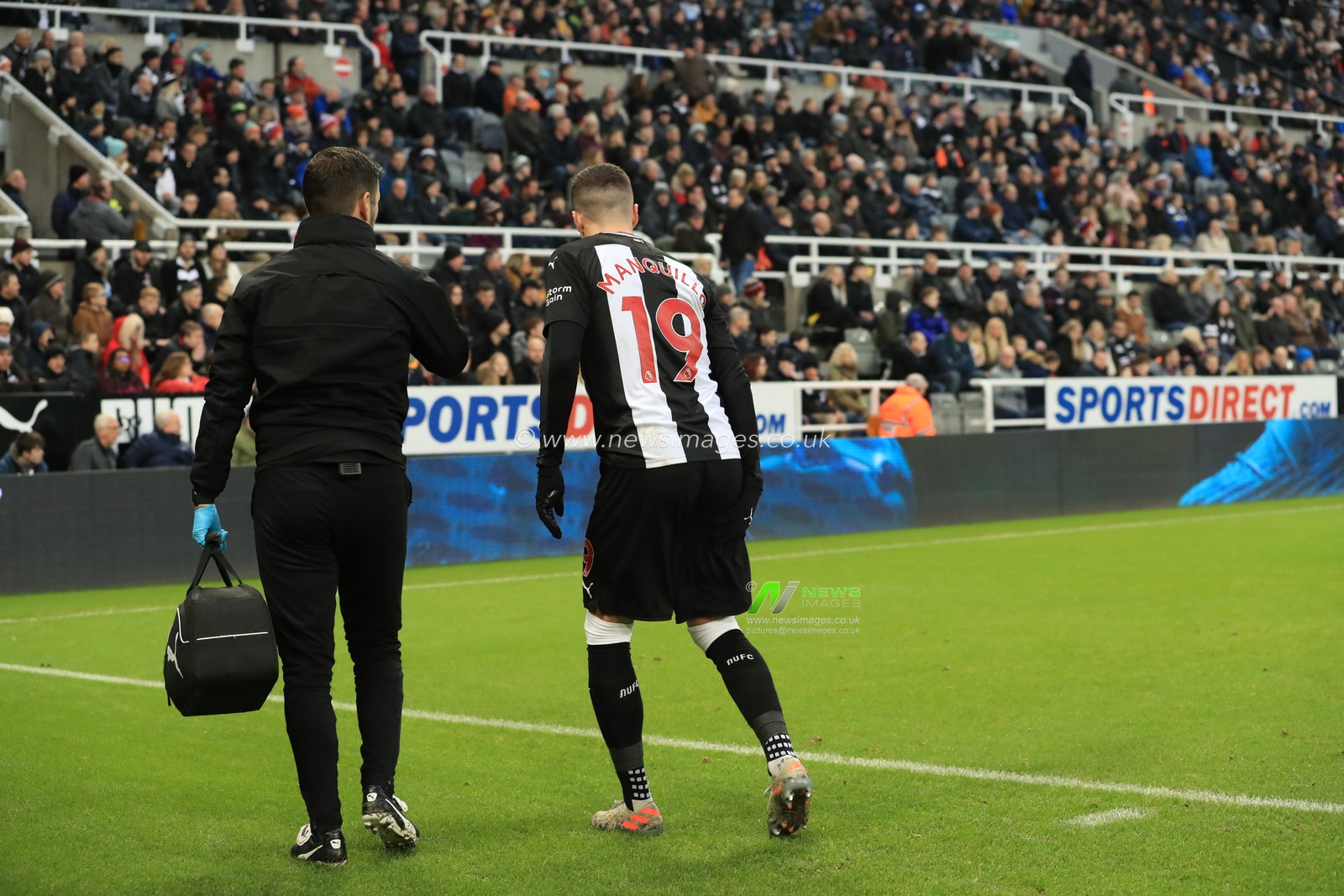1st January 2020, St. James's Park, Newcastle, England; Premier League, Newcastle United v Leicester City : Javier Manquillo (19) of Newcastle United walks back to the bench 

Credit: Mark Cosgrove/News Images