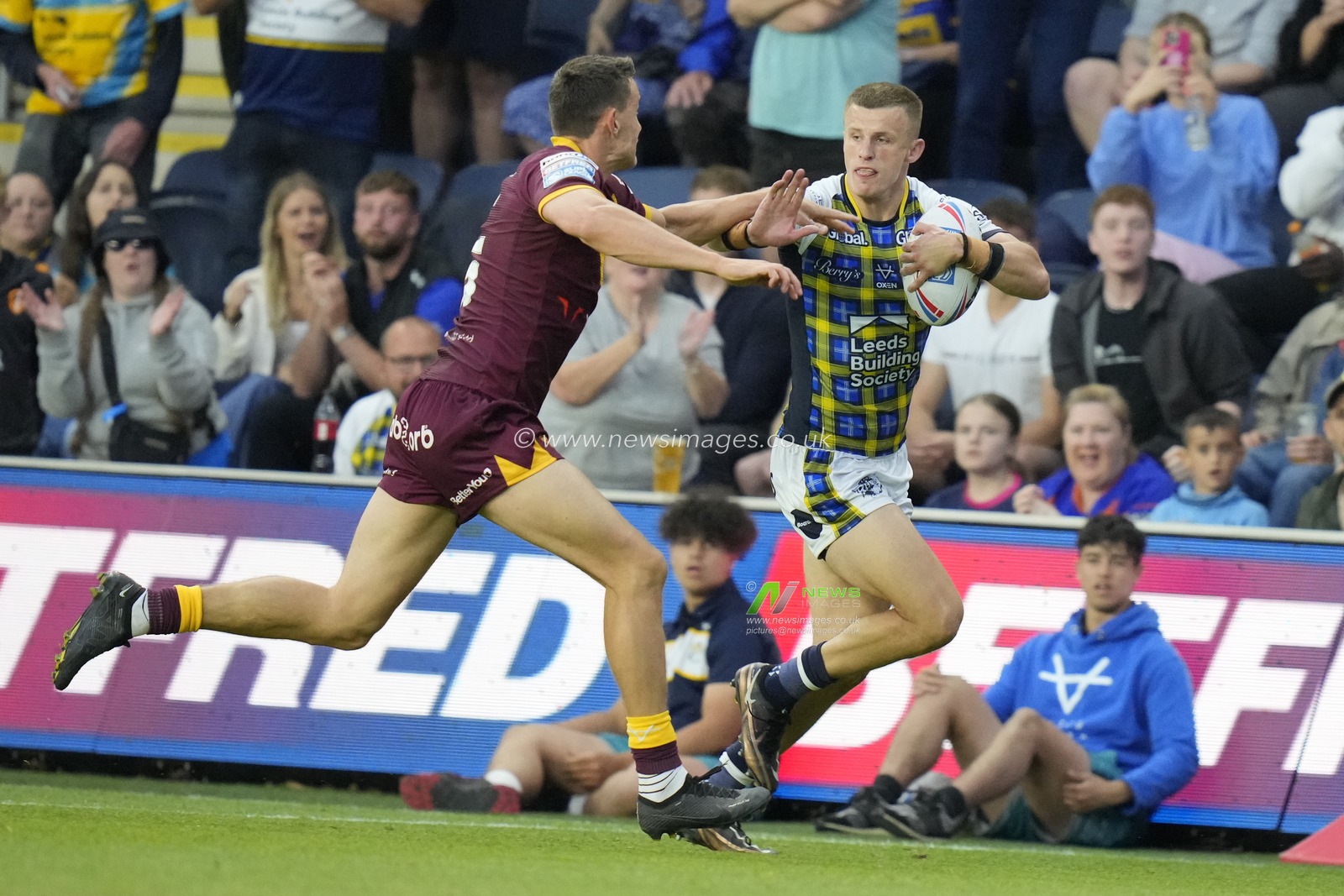 Innes Senior #25 of Huddersfield Giants gives chase as Ash Handley #5 of Leeds Rhinos makes a break during the Betfred Super League Round 16 match Leeds Rhinos vs Huddersfield Giants at Headingley Stadium, Leeds, United Kingdom, 23rd June 2023

(Photo by Steve Flynn/News Images)