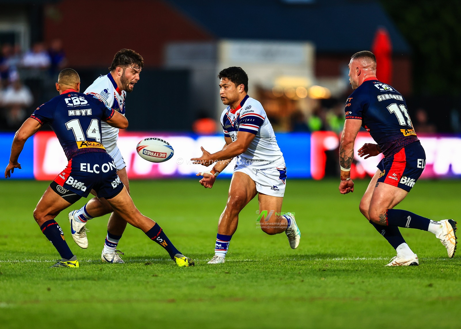 Mason Lino of Wakefield Trinity passes the ball during the Betfred Super League round 21 match Wakefield Trinity vs St Helens at DIY Kitchens Stadium, Wakefield, United Kingdom, 8th August 2025

(Photo by Richard Bierton/News Images)