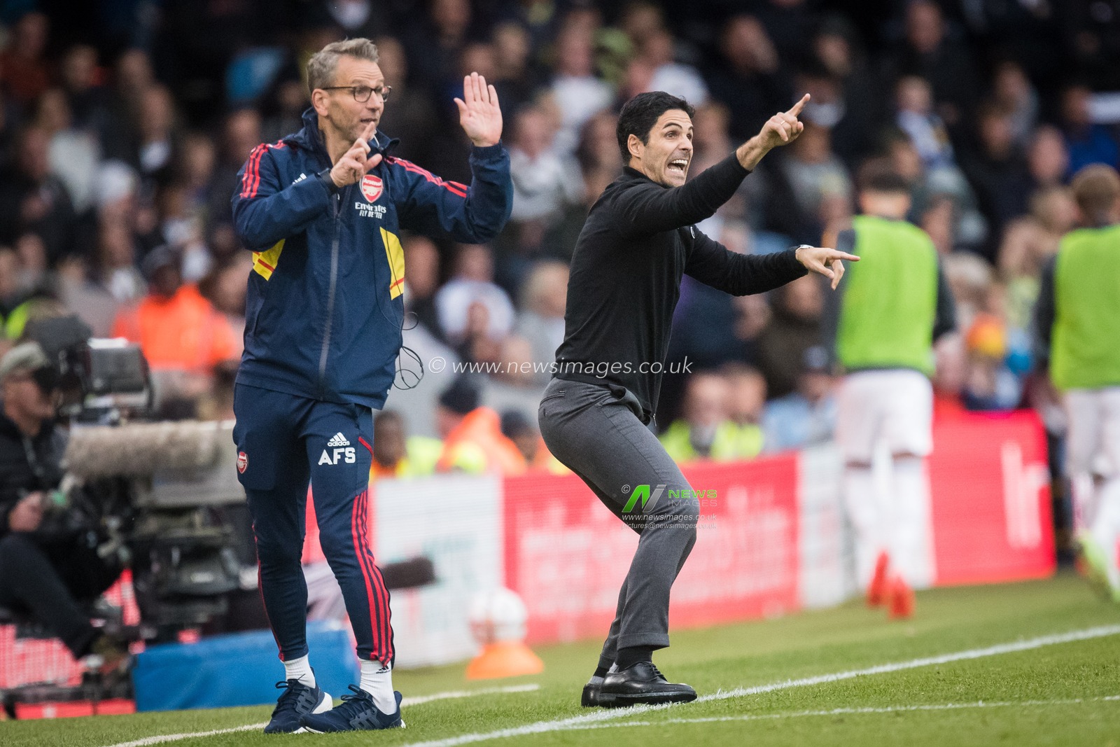 Mikel Arteta manager of Arsenal gestures and reacts during the Premier League match Leeds United vs Arsenal at Elland Road, Leeds, United Kingdom, 16th October 2022

(Photo by James Heaton/News Images)