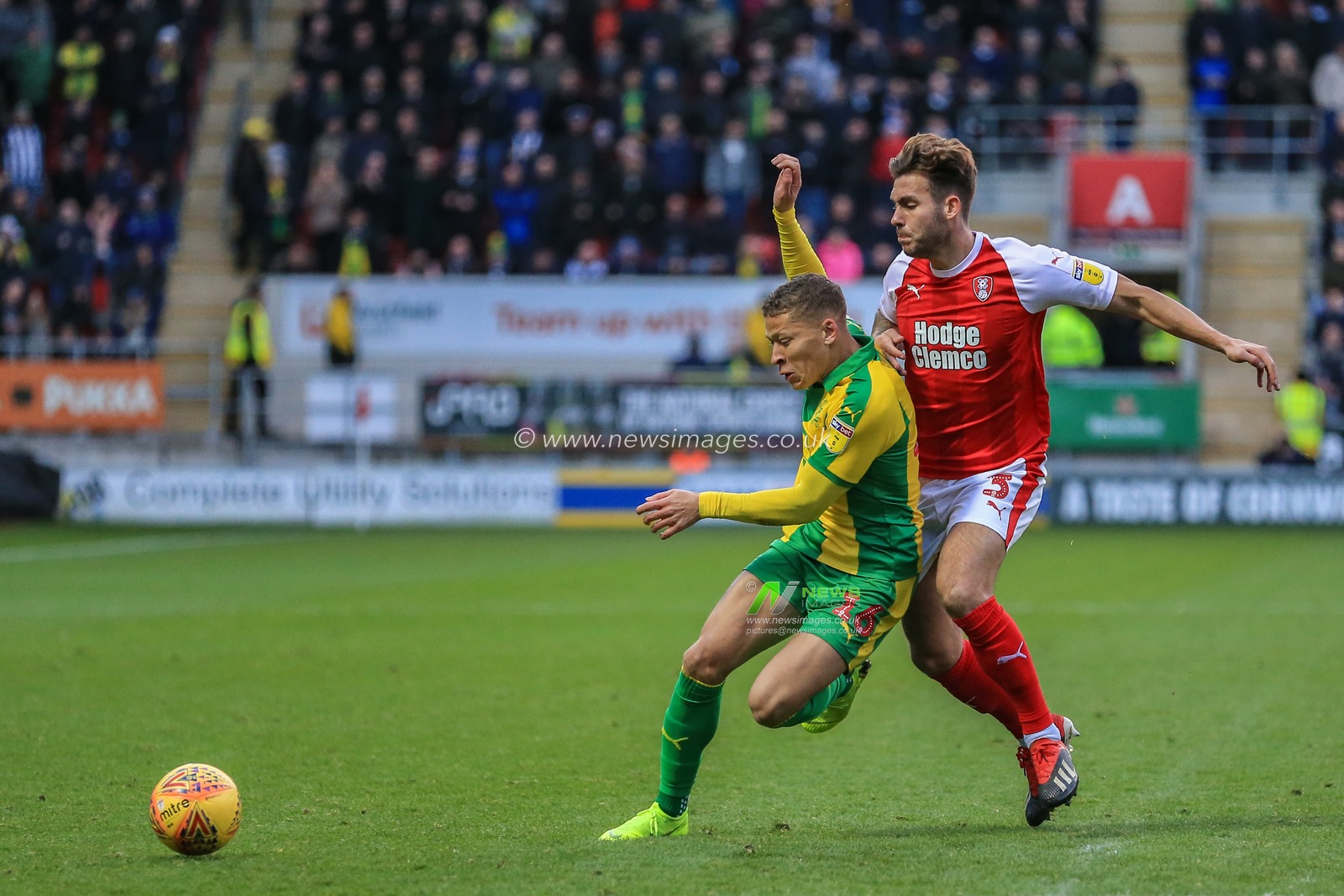 22nd December 2018, New York Stadium, Rotherham, England; Sky Bet Championship Rotherham Utd v West Bromwich Albion ; Dwight Gayle (16) of West Brom holds off Joe Mattock (03) of Rotherham United 


Credit: Mark Cosgrove/News Images

English Football League images are subject to DataCo Licence