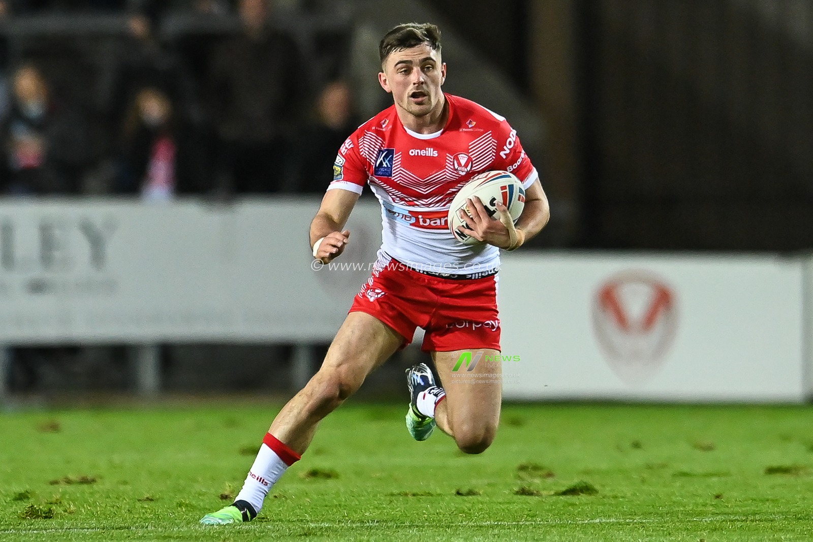 Lewis Dodd (7) of St Helens makes a break