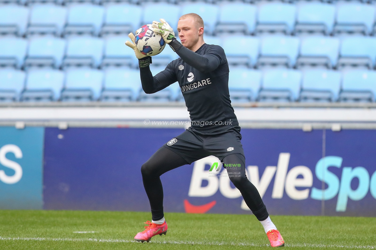 Jacob Chapman #13 of Huddersfield Town arrives ahead of the Sky Bet Championship match Coventry City vs Huddersfield Town at Coventry Building Society Arena, Coventry, United Kingdom, 28th January 2023

(Photo by Gareth Evans/News Images)