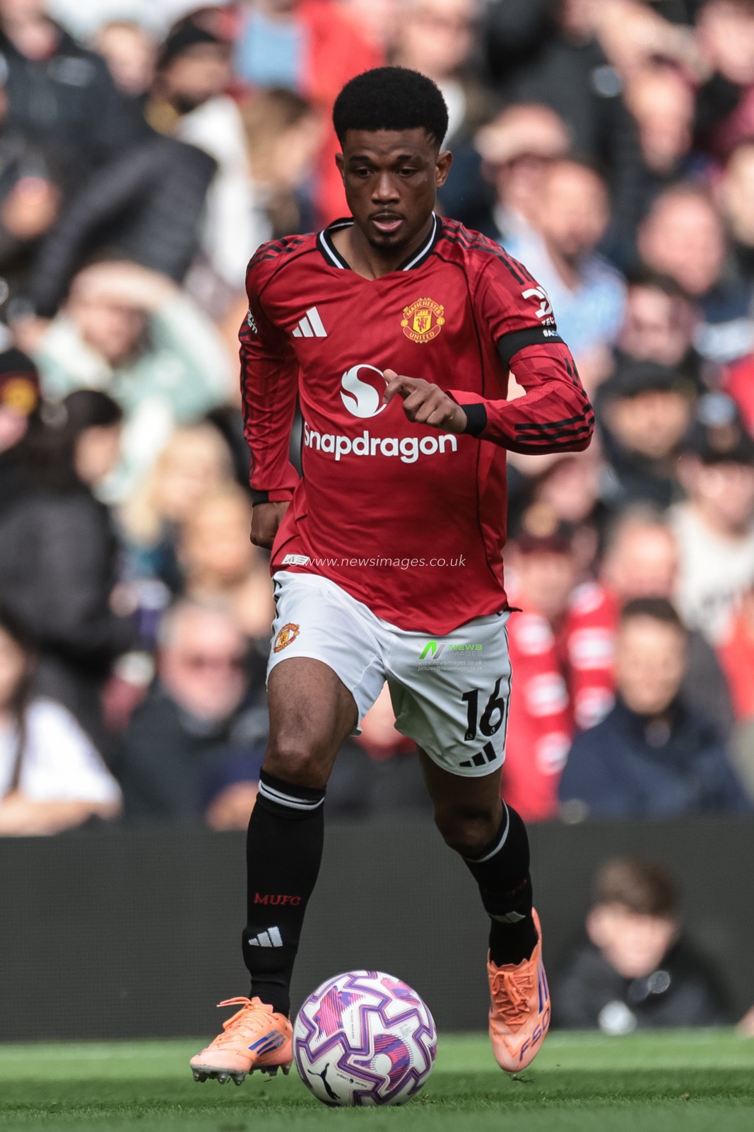 Amad Diallo of Manchester United breaks with the ball during the Premier League match Manchester United vs Sunderland at Old Trafford, Manchester, United Kingdom, 4th October 2025

(Photo by Mark Cosgrove/News Images)