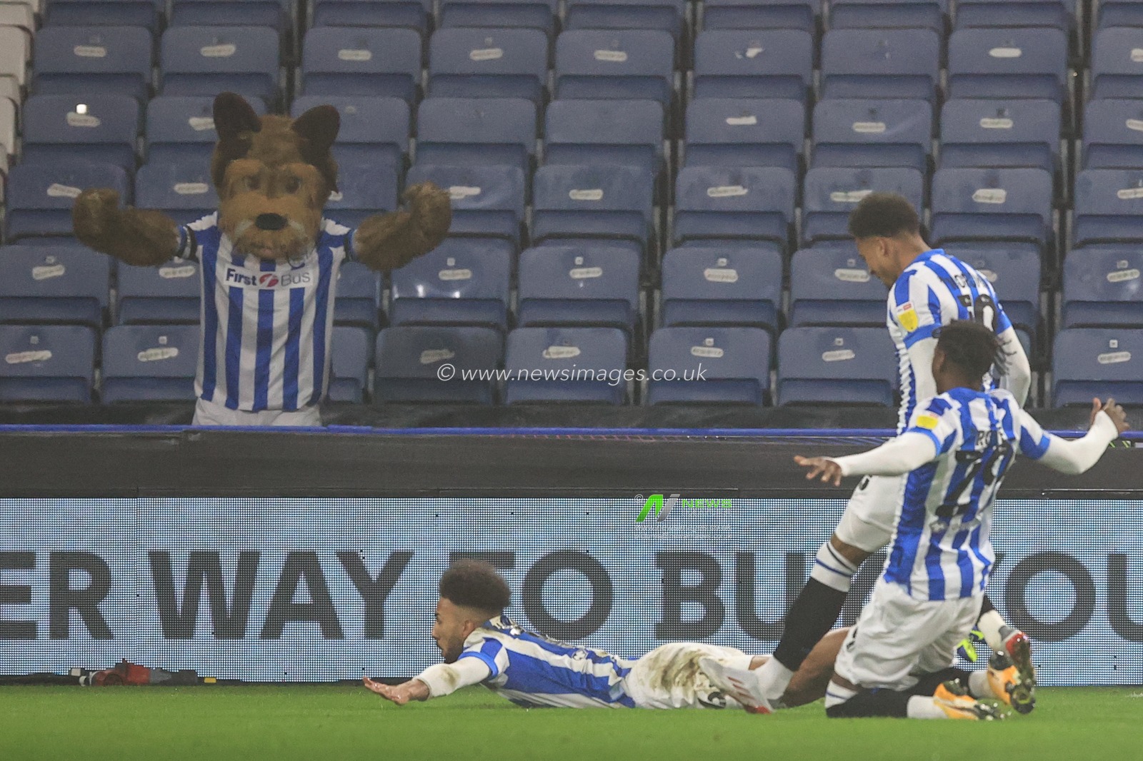 Sorba Thomas #16 of Huddersfield Town celebrates his goal to make it 3-2