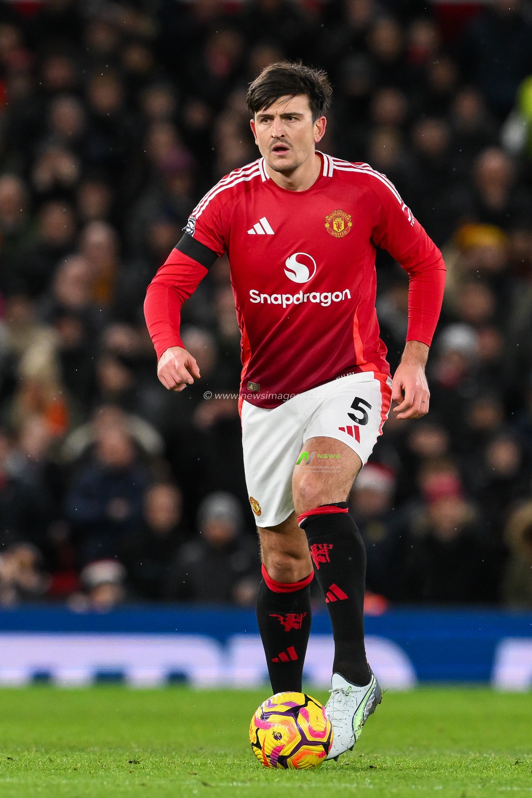 Harry Maguire of Manchester United makes a break with the ball during the Premier League match Manchester United vs Nottingham Forest at Old Trafford, Manchester, United Kingdom, 7th December 2024

(Photo by Craig Thomas/News Images)