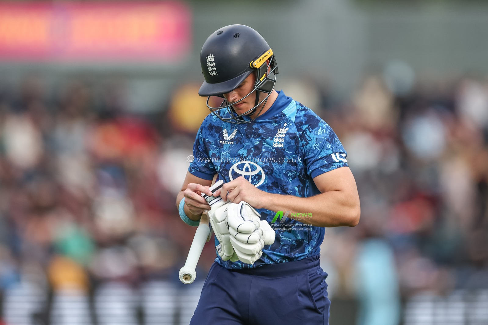 Jacob Bethell of England leaves the field of play after been bowled out by LBW by Chase during the 2nd Metro Bank ODI England v West Indies at Sophia Gardens Cricket Ground, Cardiff, United Kingdom, 1st June 2025

(Photo by Mark Cosgrove/News Images)