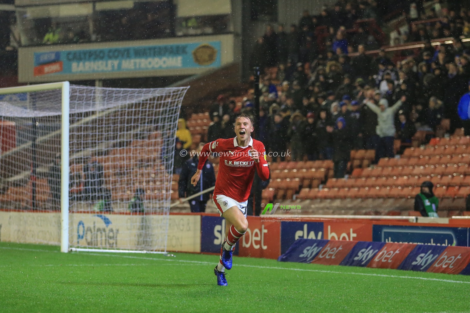 15th December  2018, Oakwell, Barnsley, England; Sky Bet League One, Barnsley vs Portsmouth  ; Cauley Woodrow (25) of Barnsley celebrates his goal to make it 1-1


Credit: Mark Cosgrove/News Images

English Football League images are subject to DataCo Licence