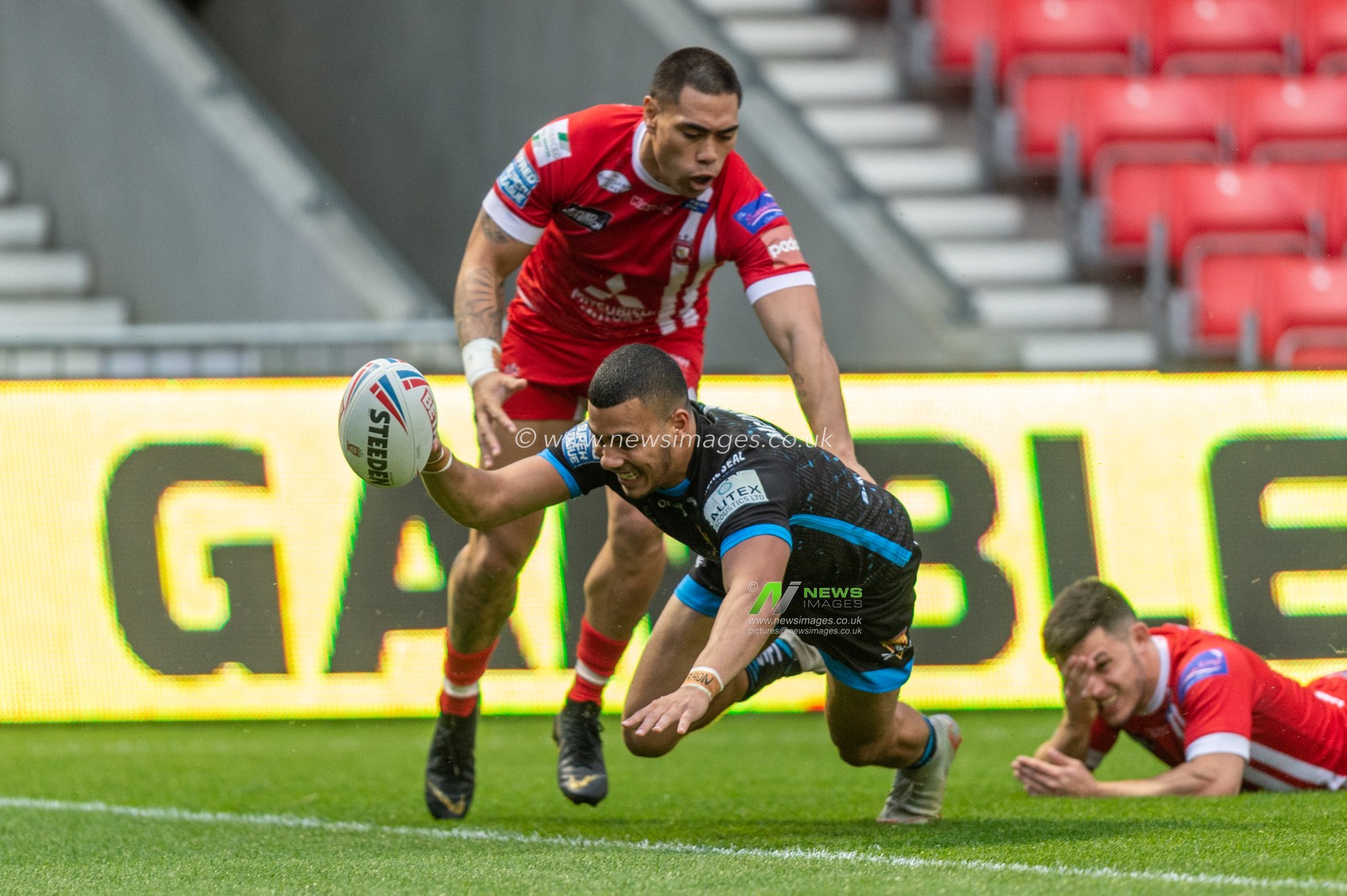 4th July 2019 ,  AJ Bell Stadium, Salford, England;  Betfred Super League, Round 21, Salford Red Devils vs Huddersfield Giants ; Darnell Mcintosh (1) of Huddersfield Giants goes over for a try

Credit: Richard Long/News Images