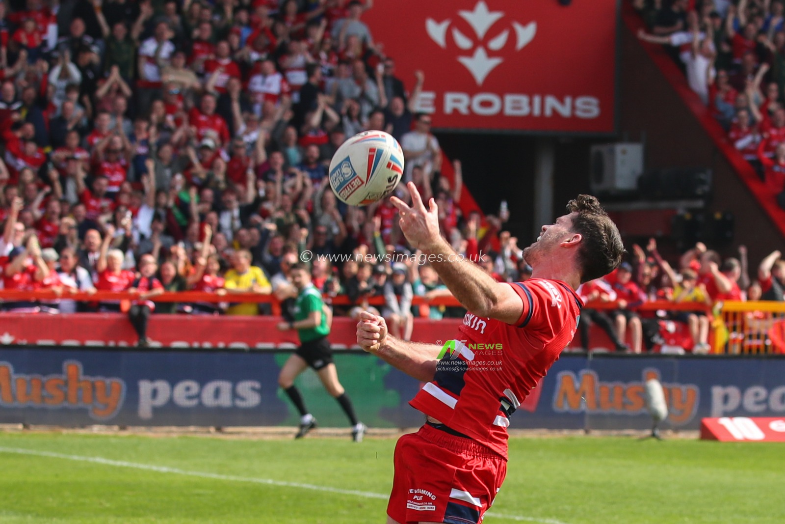 Lachlan Coote #1 of Hull KR celebrates his second try