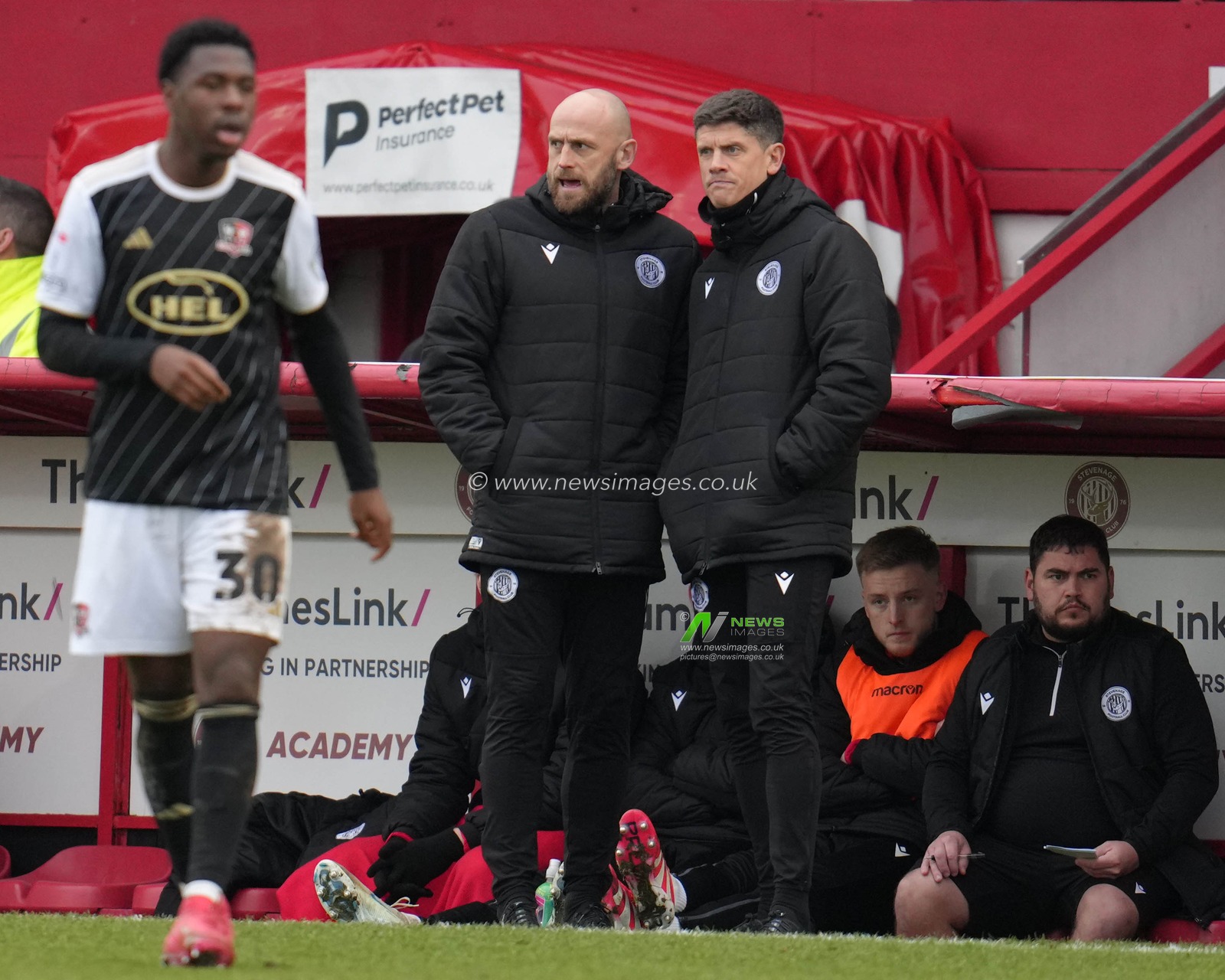 Alex Revell Manager of Stevenage talking to assistant during the Sky Bet League 1 match Stevenage vs Exeter City at Lamex Stadium, Stevenage, United Kingdom, 1st February 2025

(Photo by Harvey Murphy/News Images)