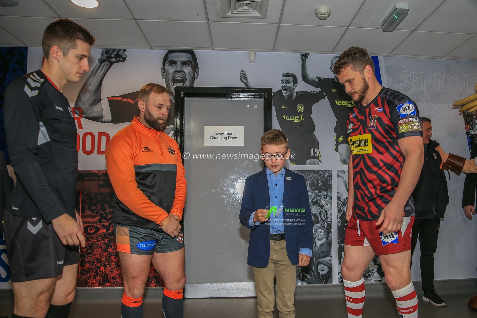 27th April 2019 , DW Stadium, Wigan, England;  Betfred Super League, Round 13, Wigan Warriors vs Castleford Tigers ; Todays coin toss with Sean O'Loughlin (13) of Wigan Warriors and Paul McShane (9) of Castleford Tigers 

Credit: Mark Cosgrove/News Images