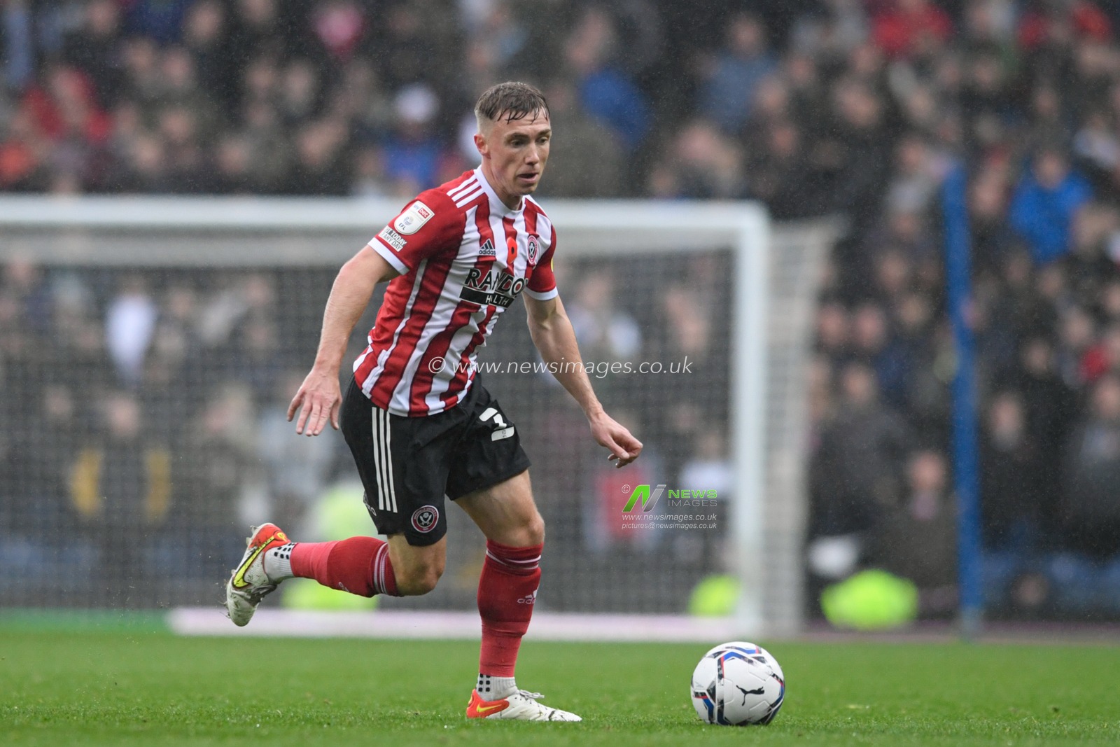 Ben Osborn #23 of Sheffield United runs with the ball