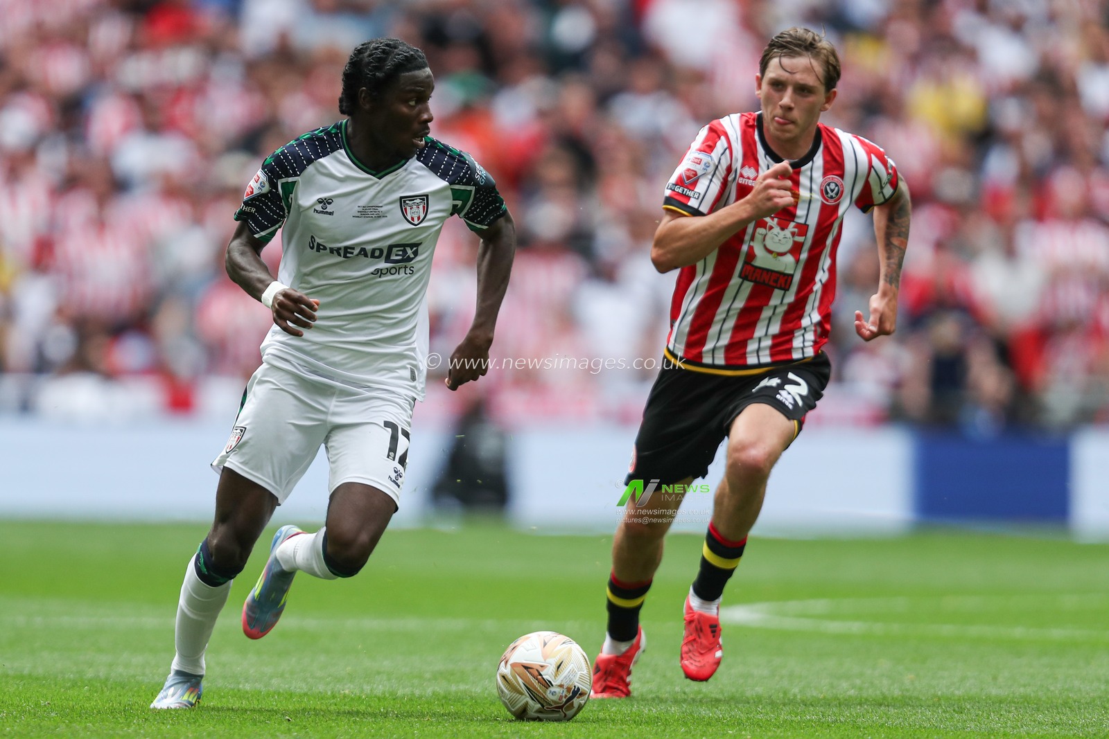 Eliezer Mayenda of Sunderland holds off Sydie Peck of Sheffield United during the Sky Bet Championship Playoff Final match Sheffield United vs Sunderland at Wembley Stadium, London, United Kingdom, 24th May 2025

(Photo by Izzy Poles/News Images)
