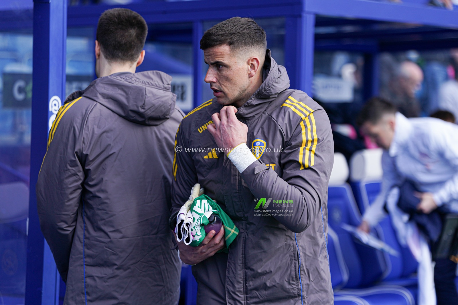 Karl Darlow of Leeds United before the Sky Bet Championship match Queens Park Rangers vs Leeds United at Kiyan Prince Foundation Stadium, London, United Kingdom, 15th March 2025

(Photo by Harvey Murphy/News Images)