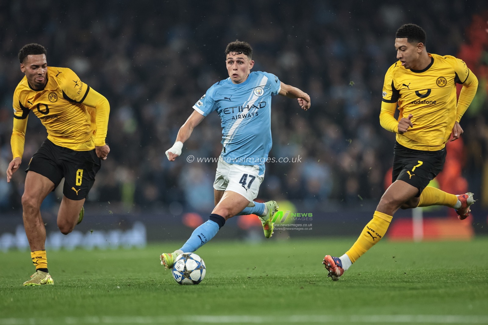 Phil Foden of Manchester City breaks with the ball tracked by Felix Nmecha, and Jobe Bellingham of Borussia Dortmund during the UEFA Champions League Matchday 4 of 8 Manchester City vs Borussia Dortmund at the City of Manchester Stadium, Manchester, United Kingdom, 5th November 2025

(Photo by Mark Cosgrove/News Images)

*** GER AUT SUI OUT ***