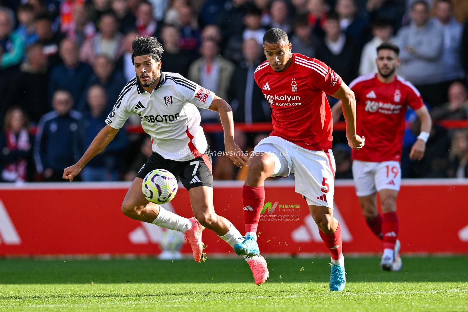 MURILLO of Nottingham Forrest and Raul JIMENEZ of Fulham FC battle for the ball during the Premier League match Nottingham Forest vs Fulham at City Ground, Nottingham, United Kingdom, 28th September 2024

(Photo by Mark Dunn/News Images)