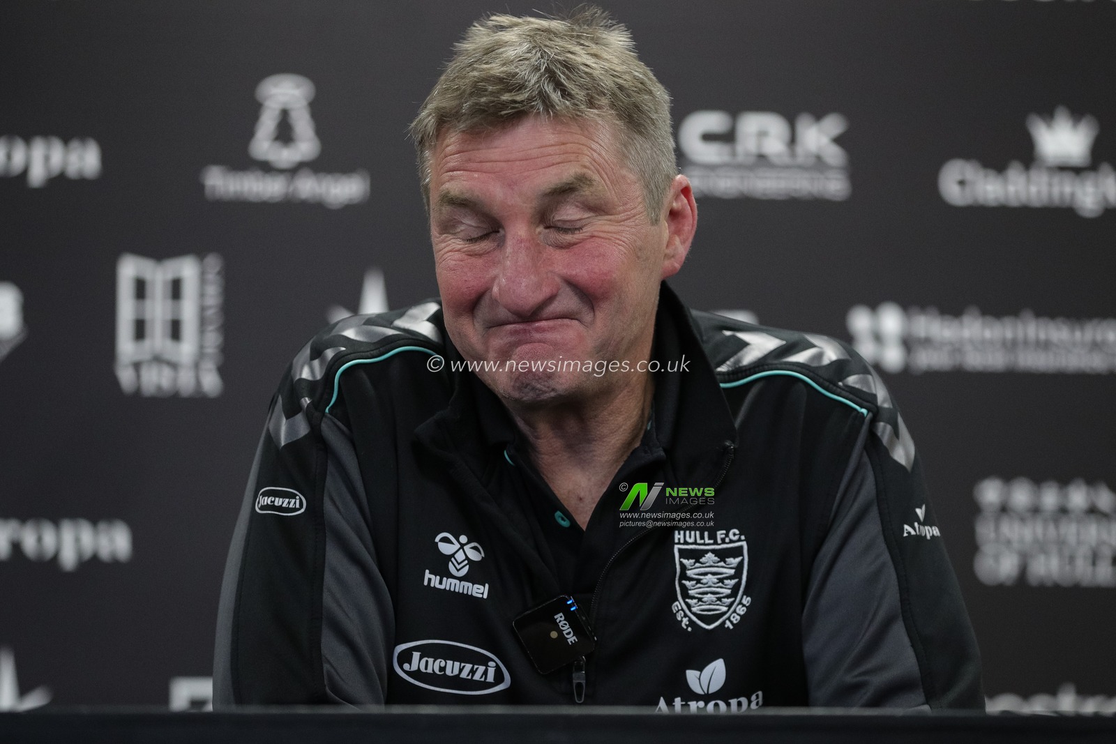 A dejected Tony Smith Head Coach of Hull FC speaks with the media after the Betfred Super League Round 23 match Hull FC vs Warrington Wolves at MKM Stadium, Hull, United Kingdom, 26th August 2023

(Photo by James Heaton/News Images)