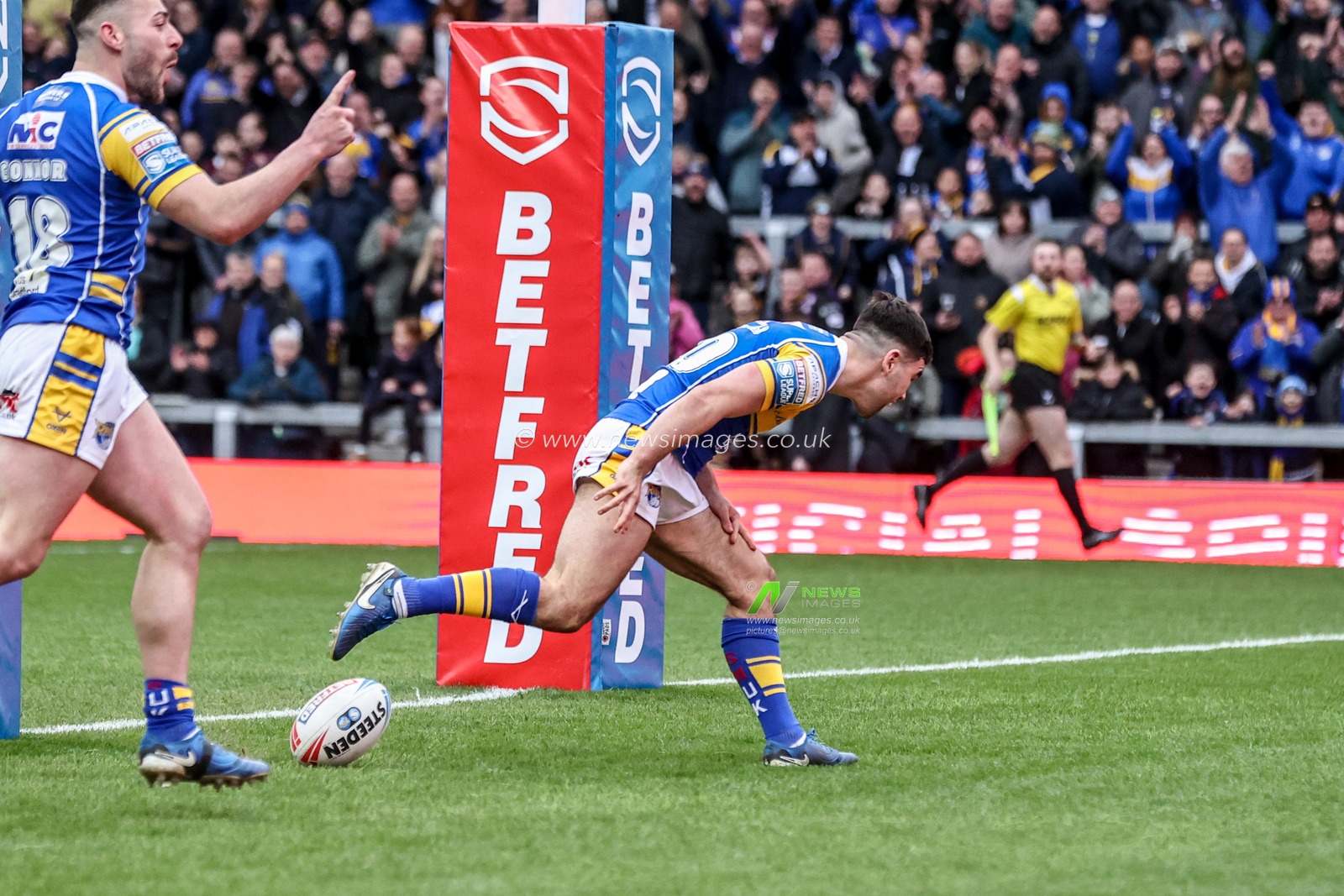 Jack Sinfield of Leeds Rhinos goes over for a try during the Betfred Super League Round 3 match Leeds Rhinos vs Castleford Tigers at Headingley Stadium, Leeds, United Kingdom, 2nd March 2025

(Photo by Alfie Cosgrove/News Images)