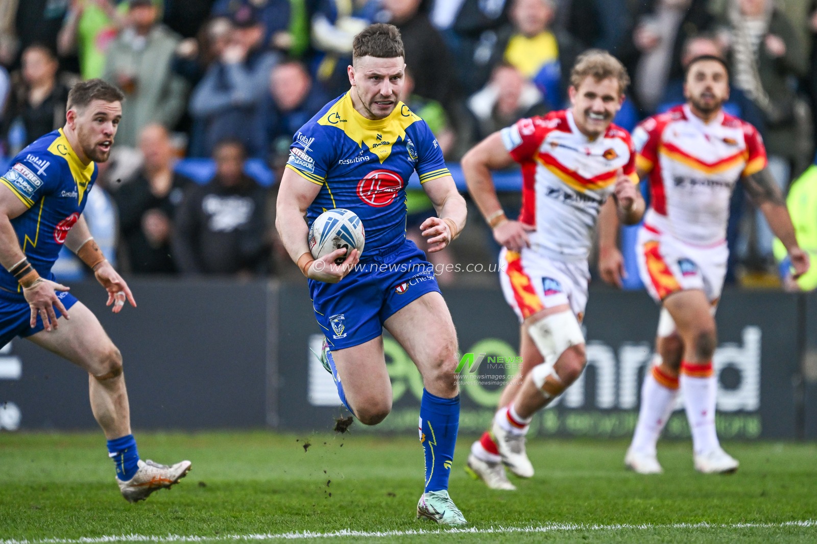 George Williams of Warrington Wolves makes a break during the Betfred Super League match Warrington Wolves vs Catalans Dragons at Halliwell Jones Stadium, Warrington, United Kingdom, 30th March 2024

(Photo by Craig Thomas/News Images)