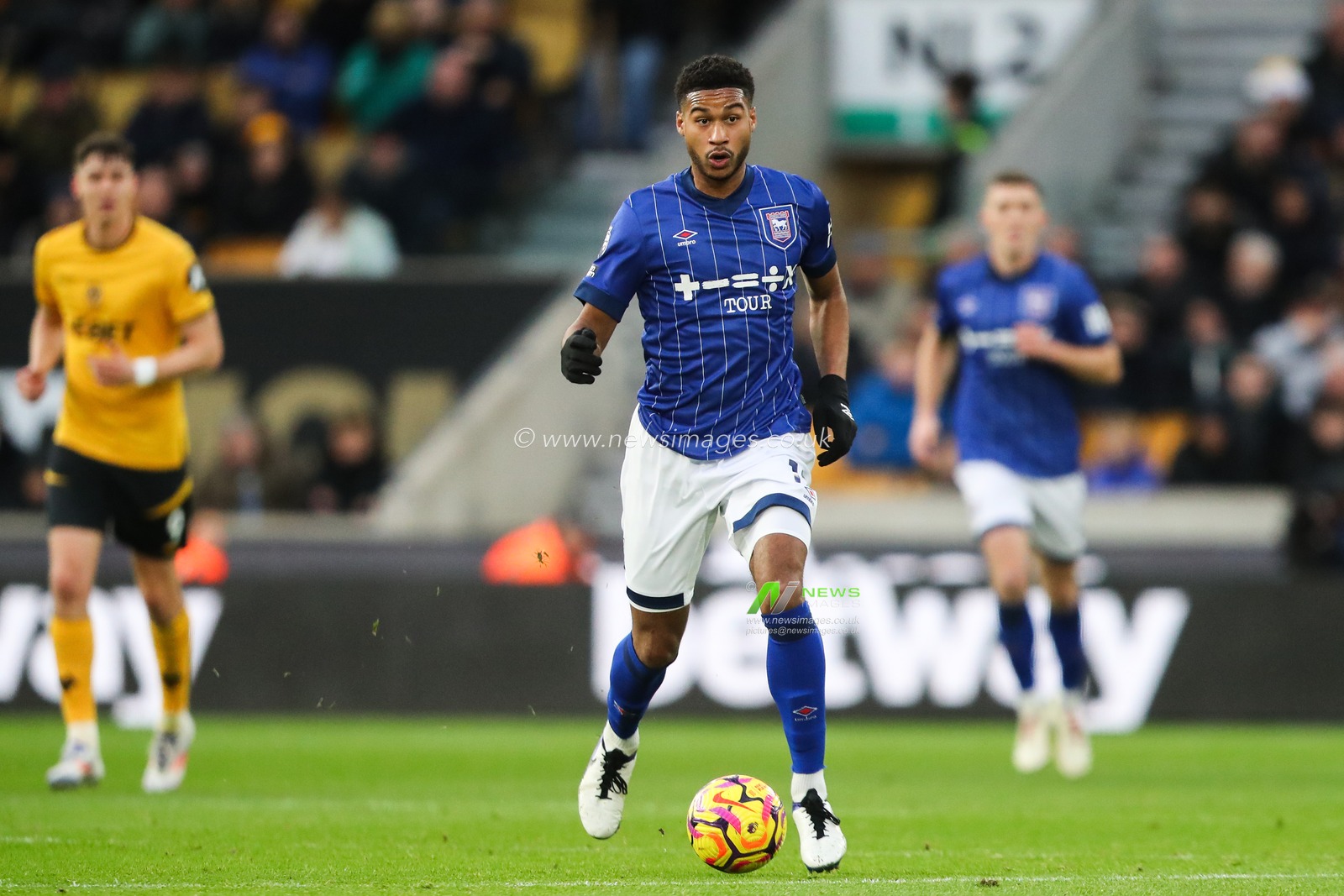 Jens Cajuste of Ipswich Town goes forward with the ball during the Premier League match Wolverhampton Wanderers vs Ipswich Town at Molineux, Wolverhampton, United Kingdom, 14th December 2024

(Photo by Gareth Evans/News Images)