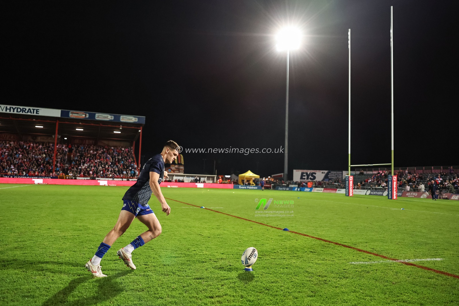 Josh Thewlis of Warrington Wolves in the pre-game warm up during the Betfred Super League Semi-Finals match Hull KR vs Warrington Wolves at Sewell Group Craven Park, Kingston upon Hull, United Kingdom, 4th October 2024

(Photo by Mark Cosgrove/News Images)