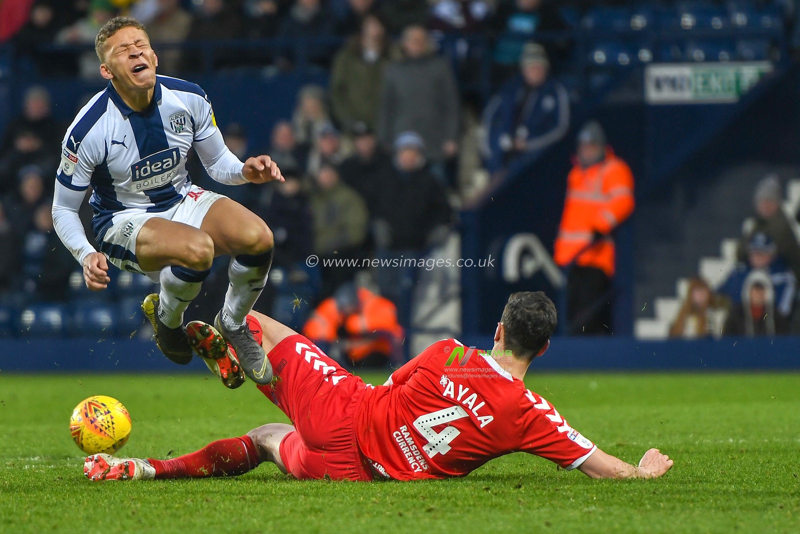 2nd Febuary 2019, The Hawthorns, West Bromwich, England; Sky Bet Championship, West Bromwich Albion vs Middlesbrough ; Dwight Gayle (16) of West Bromwich Albion takes a shot in the box and is challenged by Daniel Ayala (04) of Middlesbrough 


Credit: Gareth Dalley/News Images

English Football League images are subject to DataCo Licence