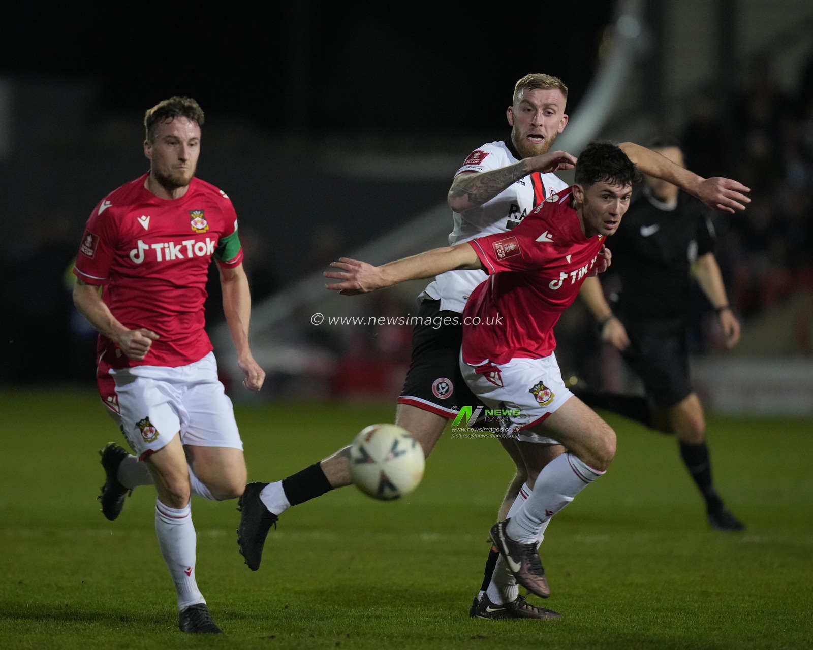 Oliver McBurnie #9 of Sheffield United tussles for the ball during the Emirates FA Cup fourth round match Wrexham vs Sheffield United at The Racecourse Ground, Wrexham, United Kingdom, 29th January 2023

(Photo by Steve Flynn/News Images)