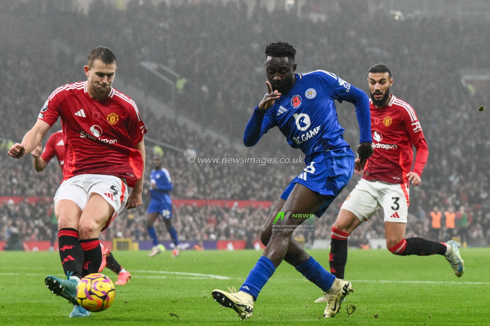 Wilfred Ndidi of Leicester City has a shot at goal during the Premier League match Manchester United vs Leicester City at Old Trafford, Manchester, United Kingdom, 10th November 2024

(Photo by Craig Thomas/News Images)