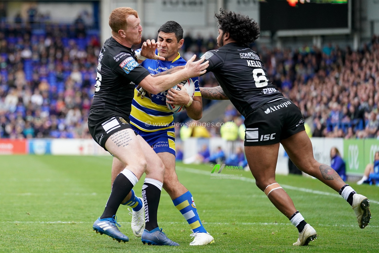 Warrington Wolves's Bryson Goodwin is tackled by Hull FC's Albert Kelly (R) and  Jordan Thompson (R)


18th May 2019 , Halliwell Jones Stadium, Warrington, England;  Betfred Super League, Round 15, Warrington Wolves vs Hull FC ; 

Credit: Terry Donnelly/News Images