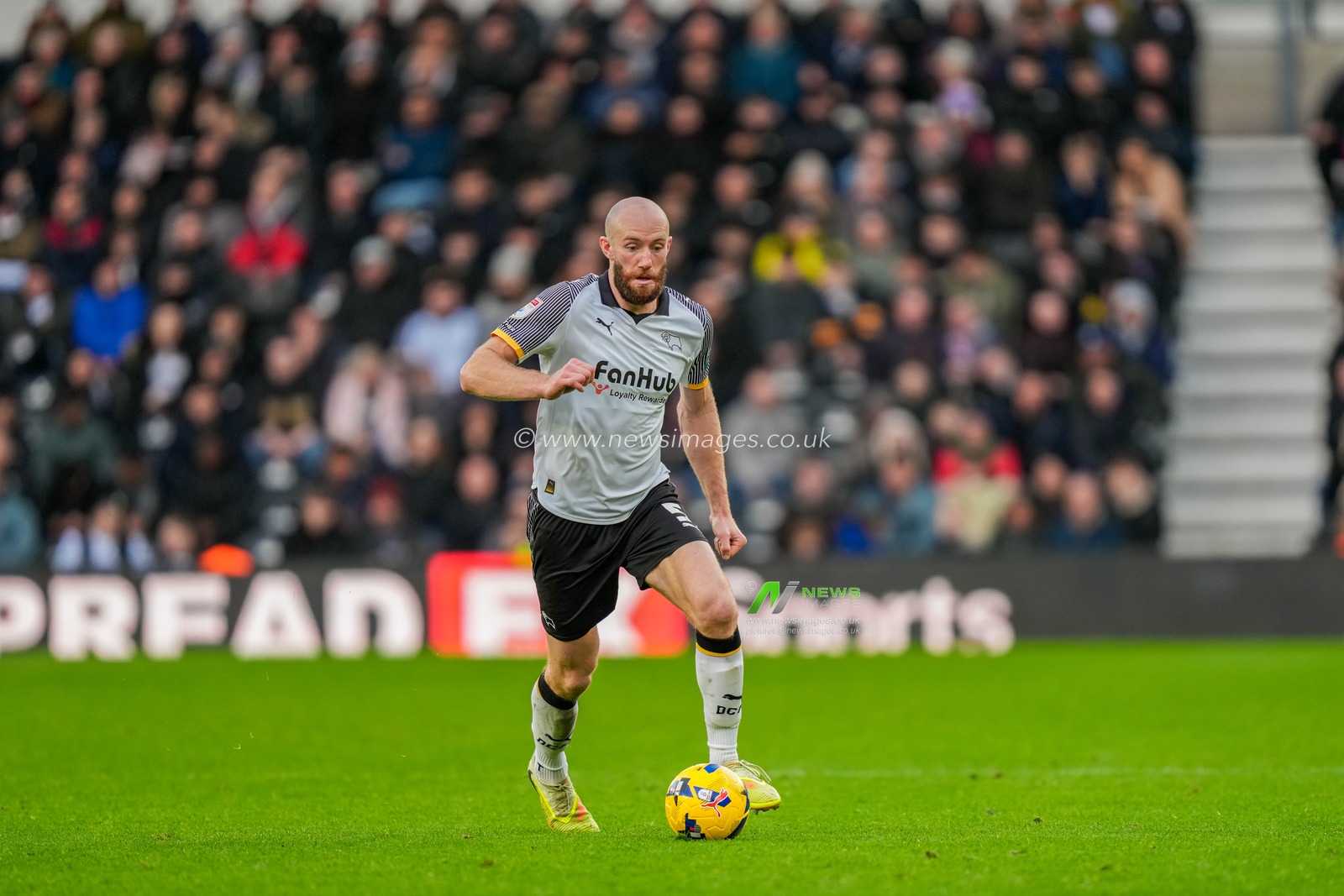 Matthew Clarke of Derby County  dribbles the ball towards goal during the Sky Bet Championship match Derby County vs Leicester City at Pride Park Stadium, Derby, United Kingdom, 6th December 2025

(Photo by Maynard Manyowa/News Images)

*** GER AUT SUI OUT ***