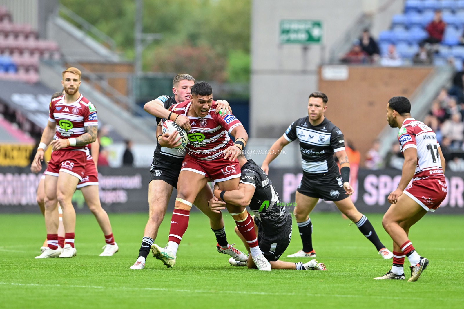 Patrick Mago of Wigan Warriors gets tackled during the Betfred Super League Round 23 match Wigan Warriors vs Hull FC at DW Stadium, Wigan, United Kingdom, 25th August 2024

(Photo by Cody Froggatt/News Images)