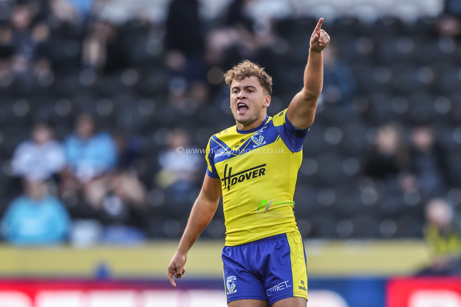 Cai Taylor-Wray of Warrington Wolves gives team mates instructions during the Betfred Super League Round 26 match Hull FC vs Warrington Wolves at MKM Stadium, Hull, United Kingdom, 13th September 2025

(Photo by Alfie Cosgrove/News Images)