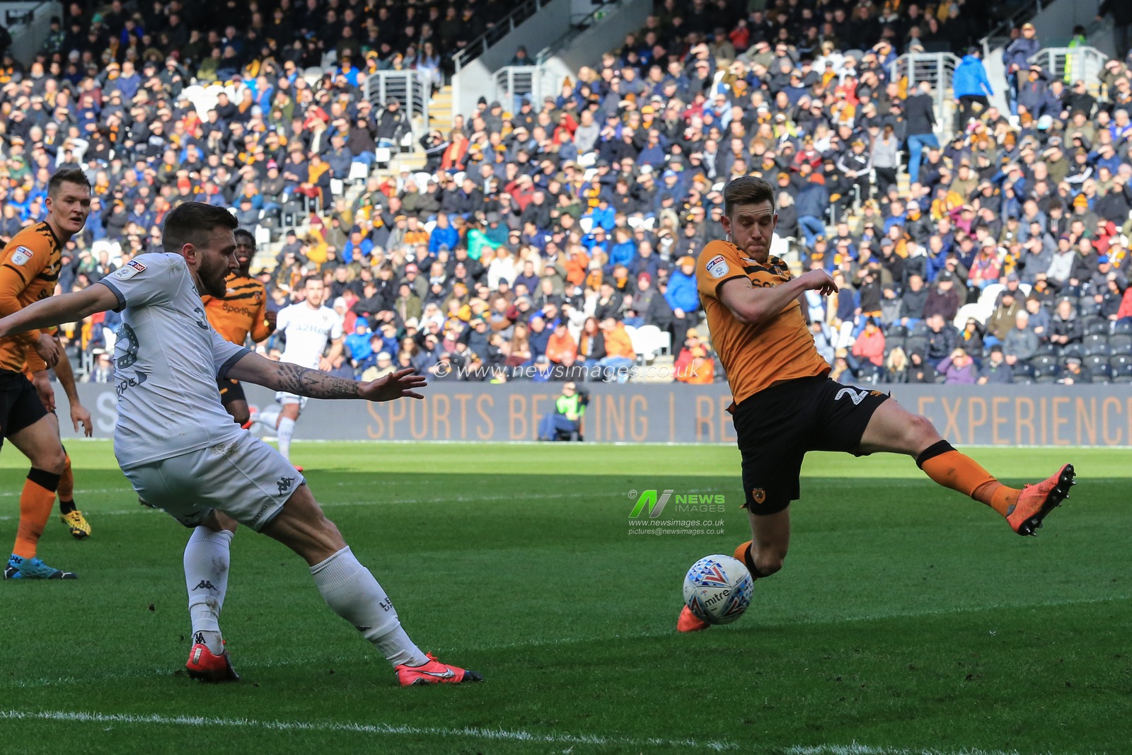 29th February 2020, KCOM Stadium, Hull, England; Sky Bet Championship, Hull City v Leeds United : Stuart Dallas (15) of Leeds United puts a cross ball in